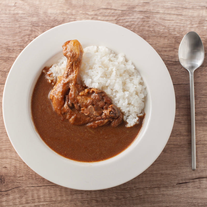 【長期保存】峠のビストロ ブラックペッパー骨付きチキンカレー 中辛 - こだわりスパイスと鶏ももが一本！