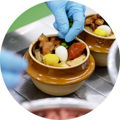 熟練のスタッフが、1つずつ丁寧に作っています