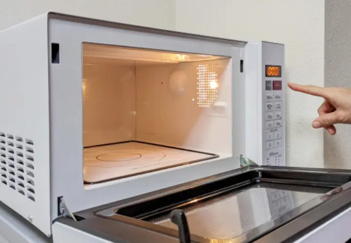 もう一度外蓋をかぶせて、容器のまま電子レンジで温めます（600w使用時4分加熱推奨）。