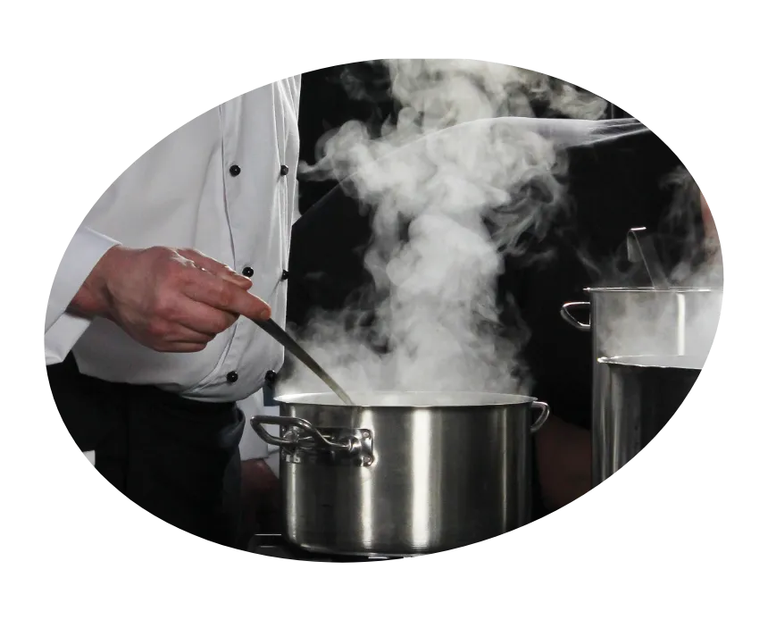 カレーを煮込む様子