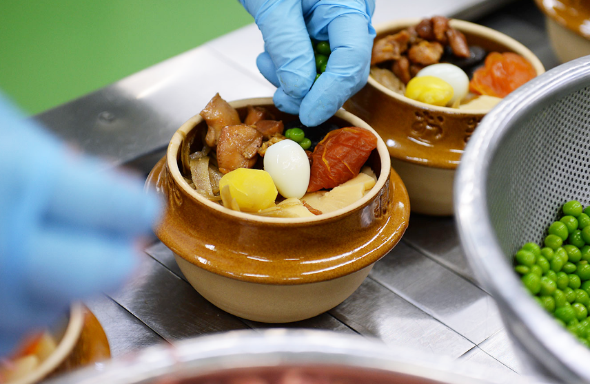 繊細で丁寧な手仕事